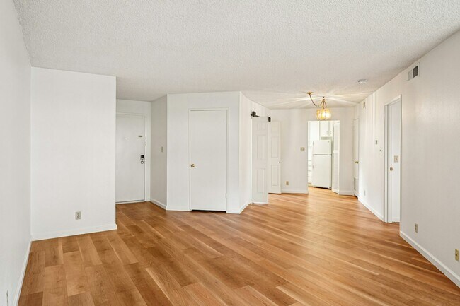 Building Photo - 999 Evelyn Terrace W