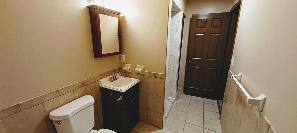 Building Photo - 2111 Oak Meadow Cir