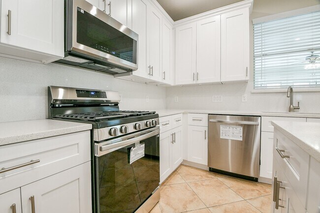 Building Photo - 815 Robins Way