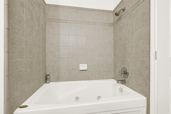 Building Photo - 2515 Baycrest Dr