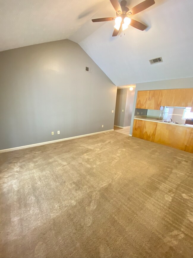 Building Photo - Northpointe Duplex Available for May!