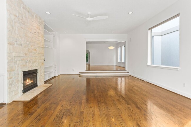 Building Photo - Live Near Memorial Park! Spacious 3BR with...