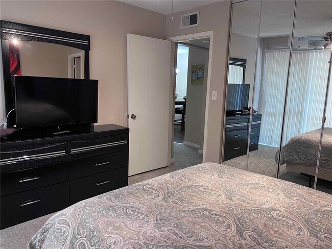 Building Photo - 1700 SW 16th Ct