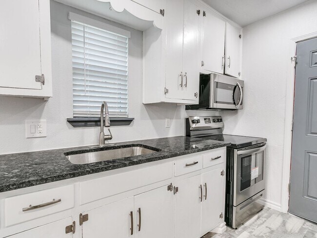 Building Photo - Freshly Renovated | 3 Bed | 2 Bath | Large...