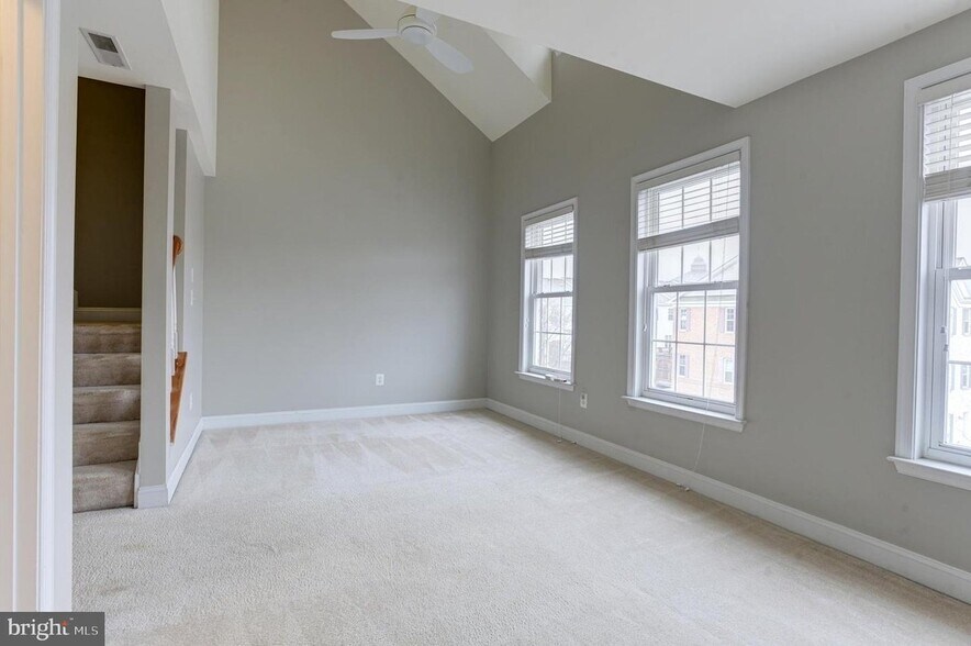 Building Photo - 833 Ramsay St