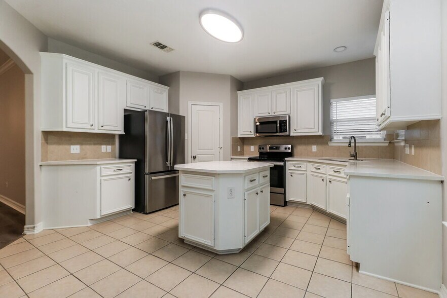 Building Photo - 606 Paradise Ln
