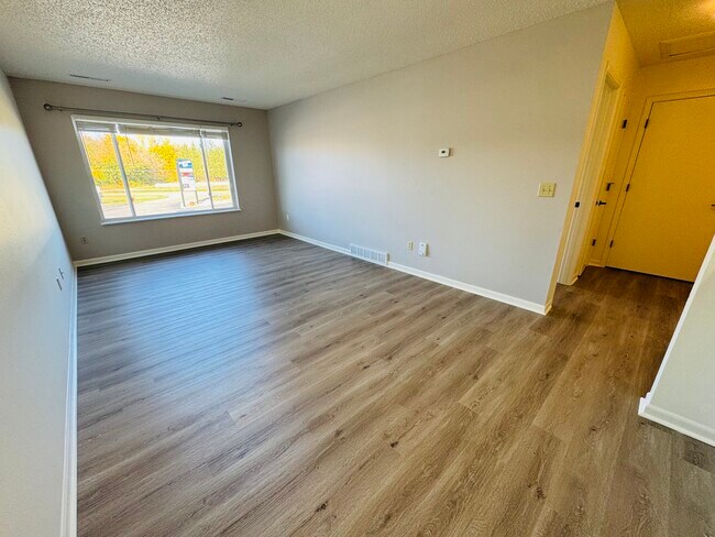 Building Photo - 395