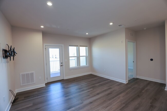 Building Photo - Beautiful Condominium off of Hull Street i...