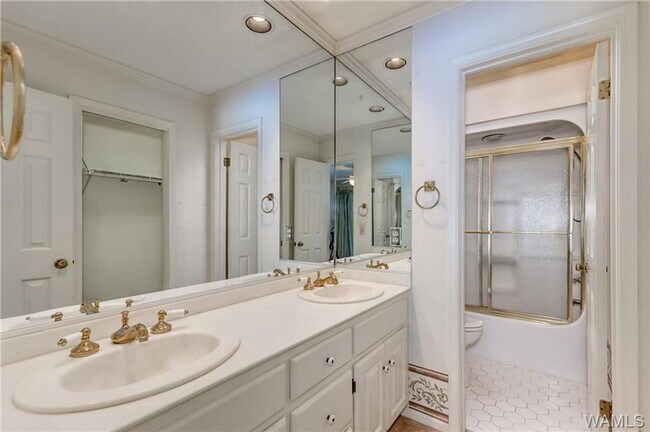 Building Photo - Fantastic 3BR 2Ba in popular Reston Place!
