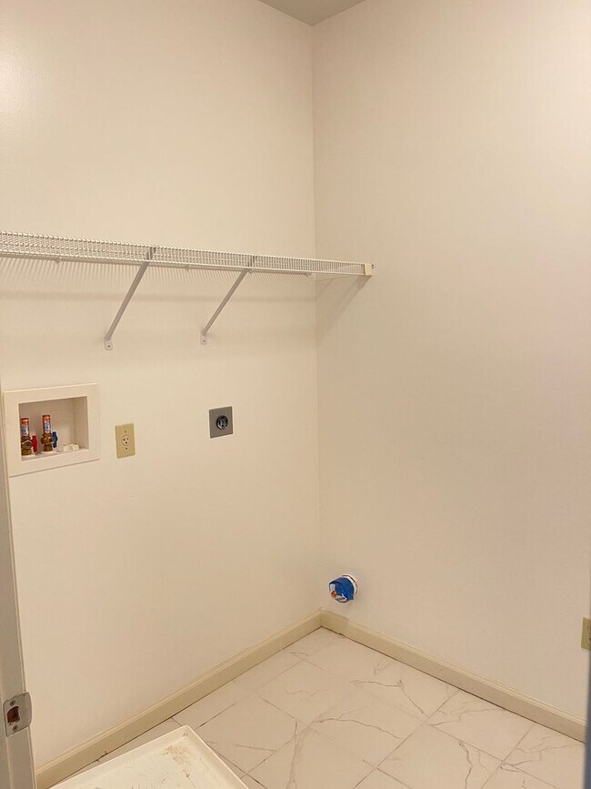 Building Photo - Modern 4BR Home Ready to Rent!