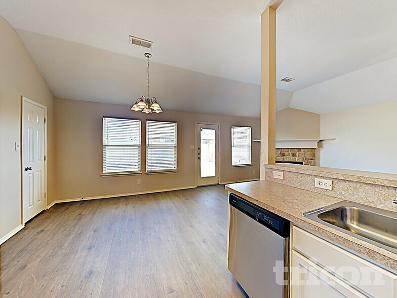 Building Photo - 1584 Sandhurst Dr