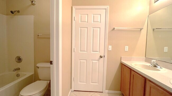 Building Photo - 831 Horseshoe Falls Dr