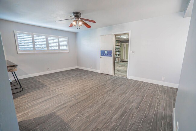 Building Photo - Single Story Pool House for Rent in Canyon Country!