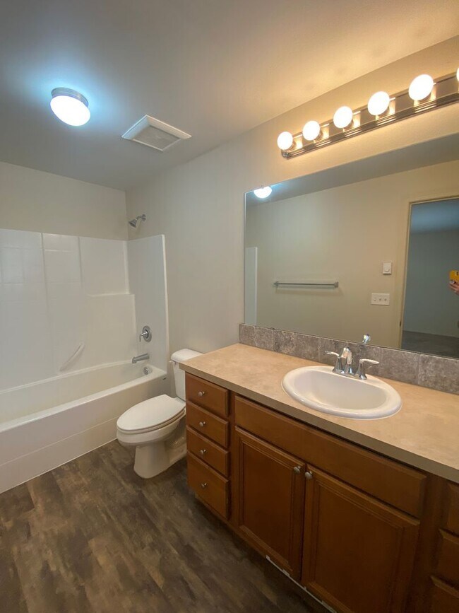 Building Photo - Quiet setting in La Pine!