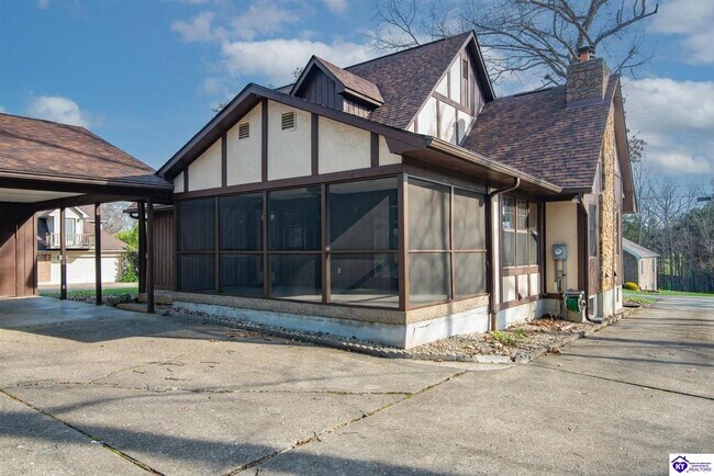 Building Photo - 697 St Andrews Rd