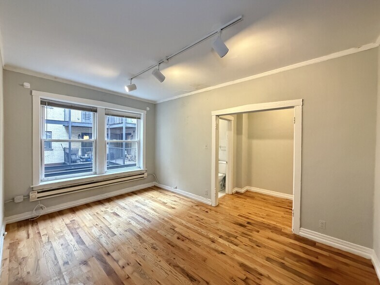 Building Photo - 457 W Melrose