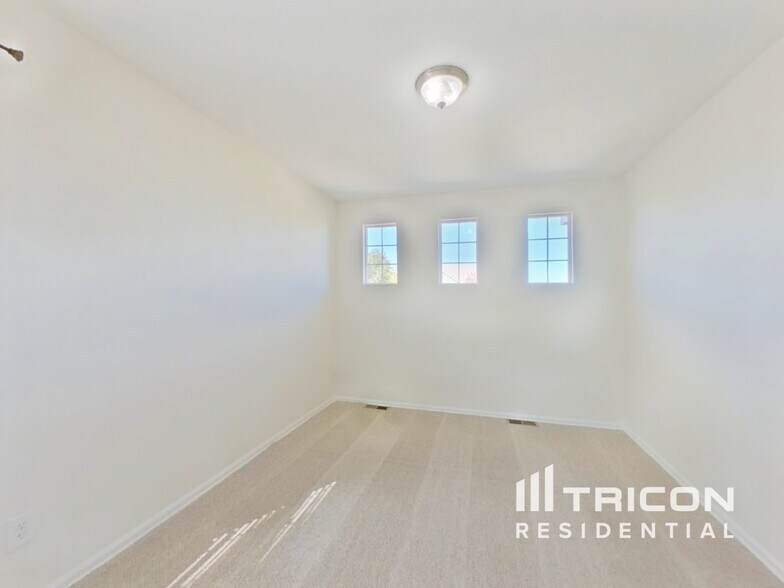 Building Photo - 1129 S Duquesne Cir