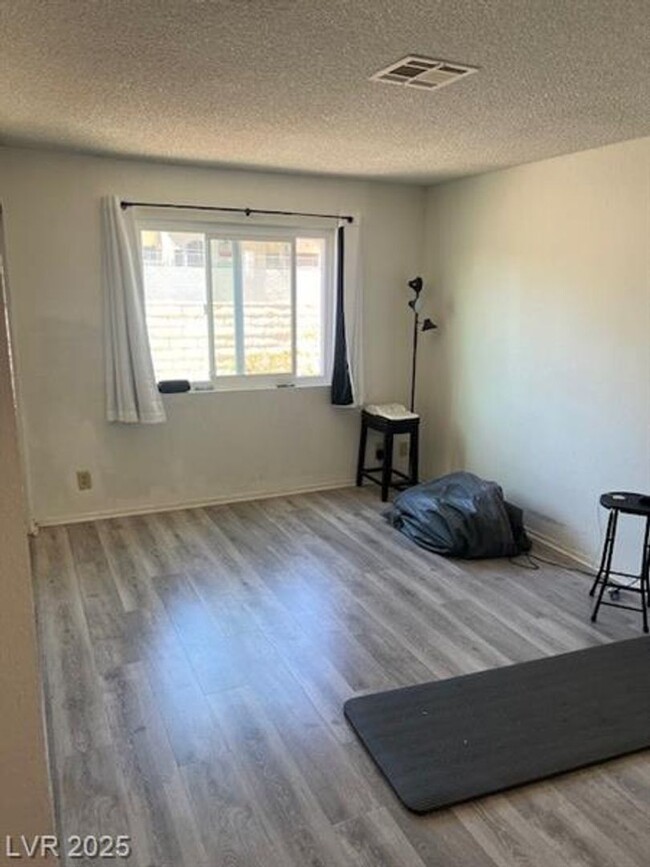 Building Photo - A very Nice and Clean 2 Bedroom, 2 Bathroo...