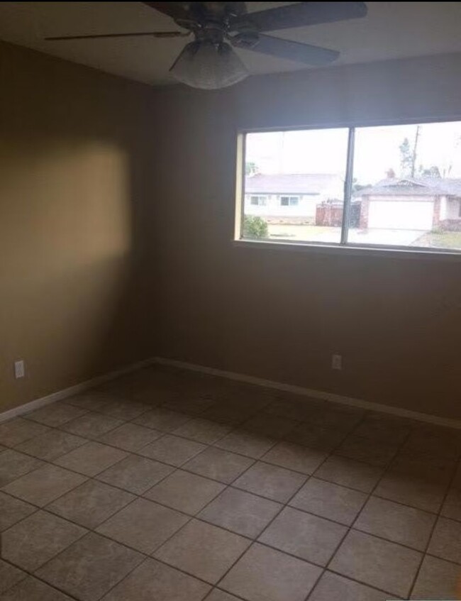 Building Photo - Nice home with a pool for rent in Visalia!