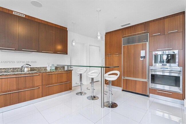 Building Photo - 16001 Collins Ave