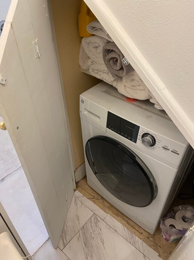 Building Photo - 2033 Coliseum St