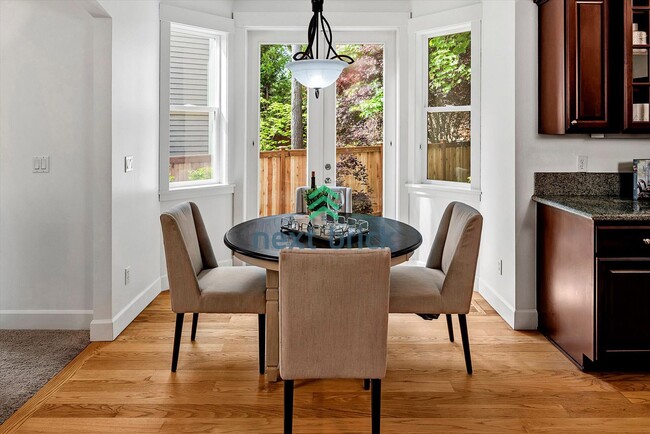 Building Photo - Spacious Home in Desirable Bellevue Neighb...