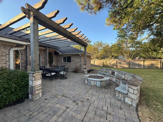 Building Photo - 501 Pine Bluff Dr