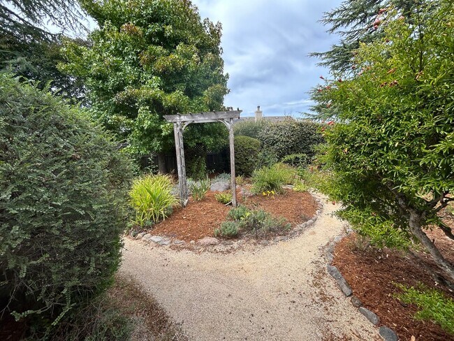 Building Photo - 8280 Oakmont Dr