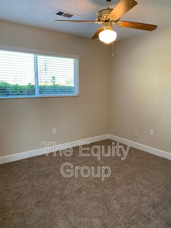 Building Photo - 1039 Chinowth St