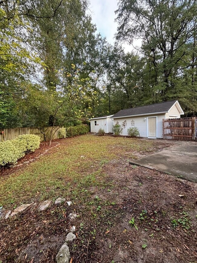 Building Photo - 864 Burnside Dr