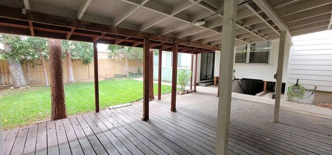 Building Photo - Beautiful, cozy 3 bedroom 2 bath house nea...