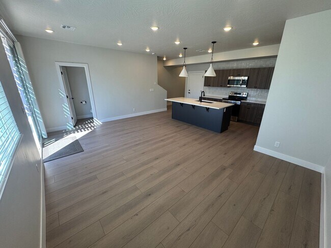 Building Photo - 3 Bedroom Home!