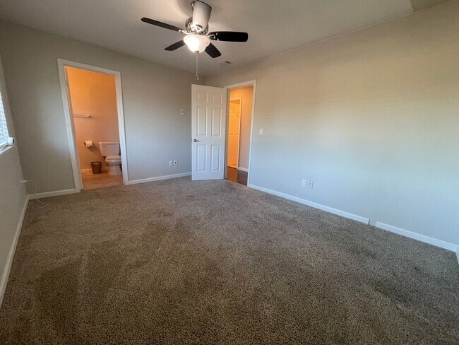 Building Photo - Beautiful Condo in Gated Community