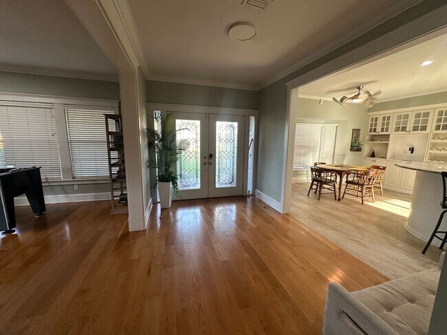 Building Photo - ** 3/2.5 Private Oasis Furnished or Unfurn...