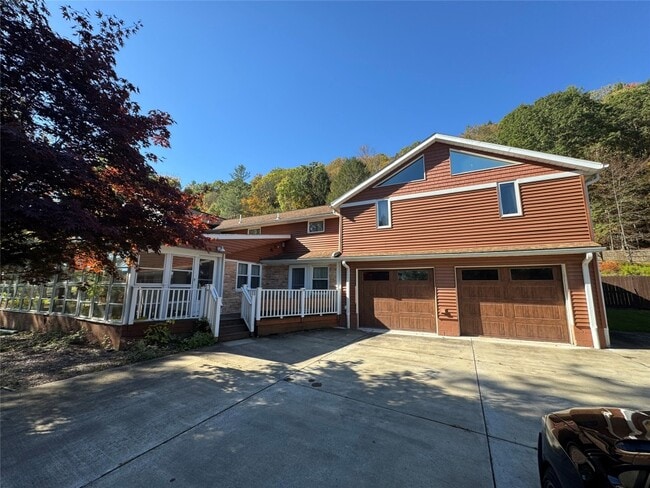 Primary Photo - 453 Grippen Hill Rd