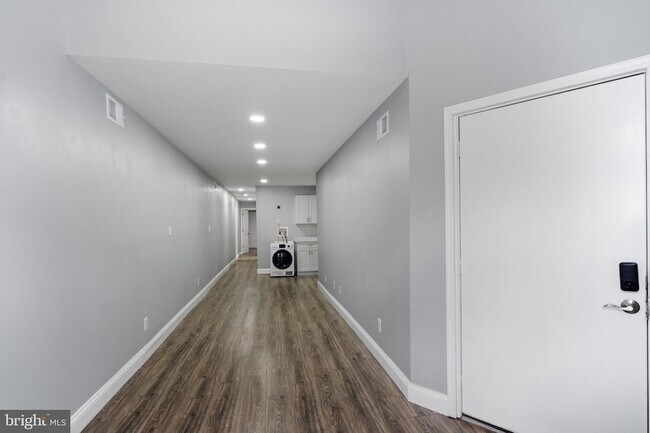 Building Photo - 823 Newington Ave