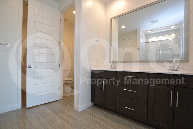 Building Photo - 9213 W Glenrosa Ave