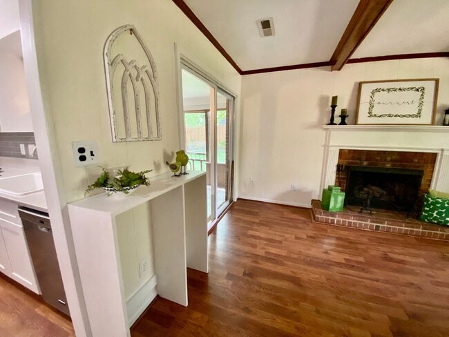 Building Photo - Charming Ranch-Style Home With Garage Avai...