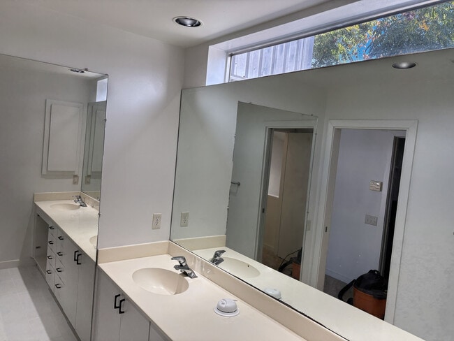 Building Photo - 2909 Albany St