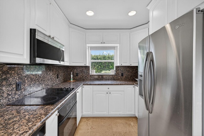 Building Photo - 2808 NE 22nd St