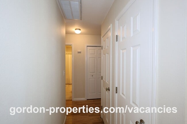 Building Photo - 10851 SE Garrett Dr