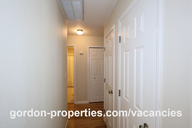 Building Photo - SE Garrett Dr - Milwaukie 3 bedroom with hardwood floors