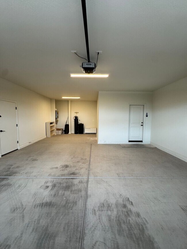 Building Photo - 17156 W Smoketree Dr