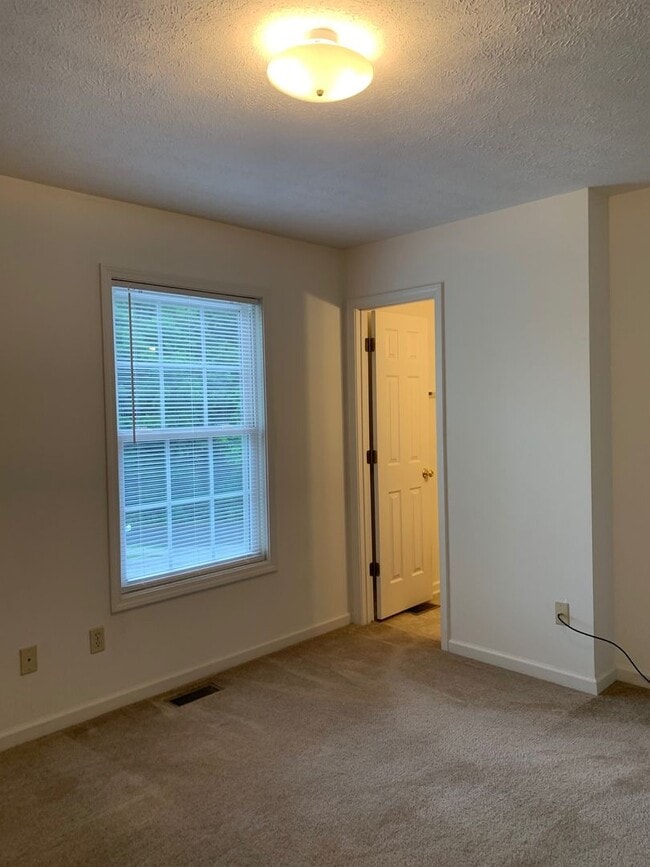 Building Photo - 2 Bedroom 2.5 Bath Townhouse