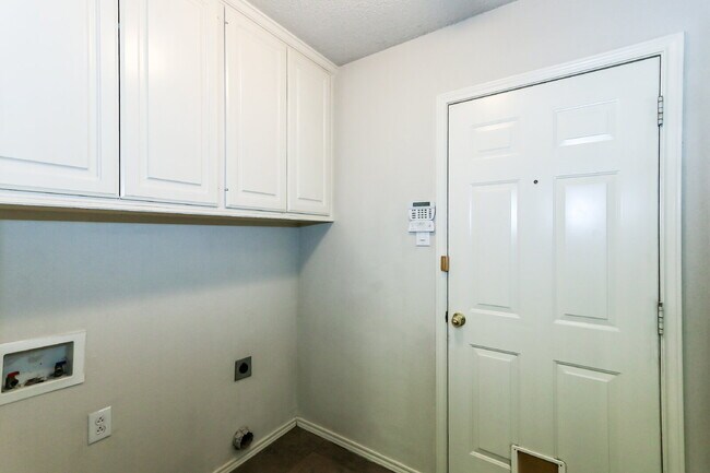 Building Photo - Beautiful Home Located South of Frenship High school!