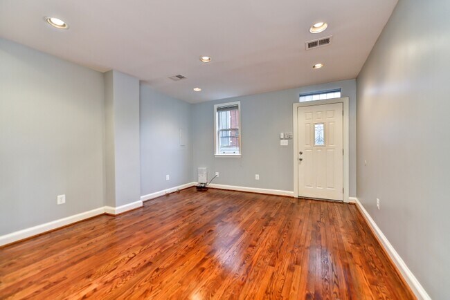 Building Photo - 1921 9 1/2 St NW