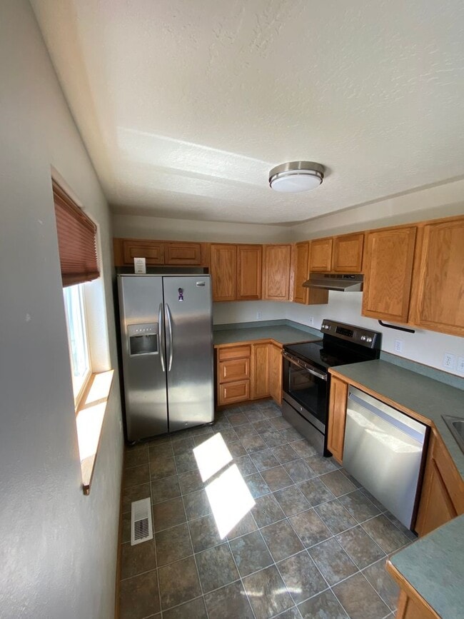 Building Photo - 3 Bed - 2 Bath - Fenced Yard