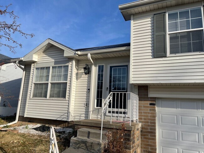 Building Photo - Spacious Home!!