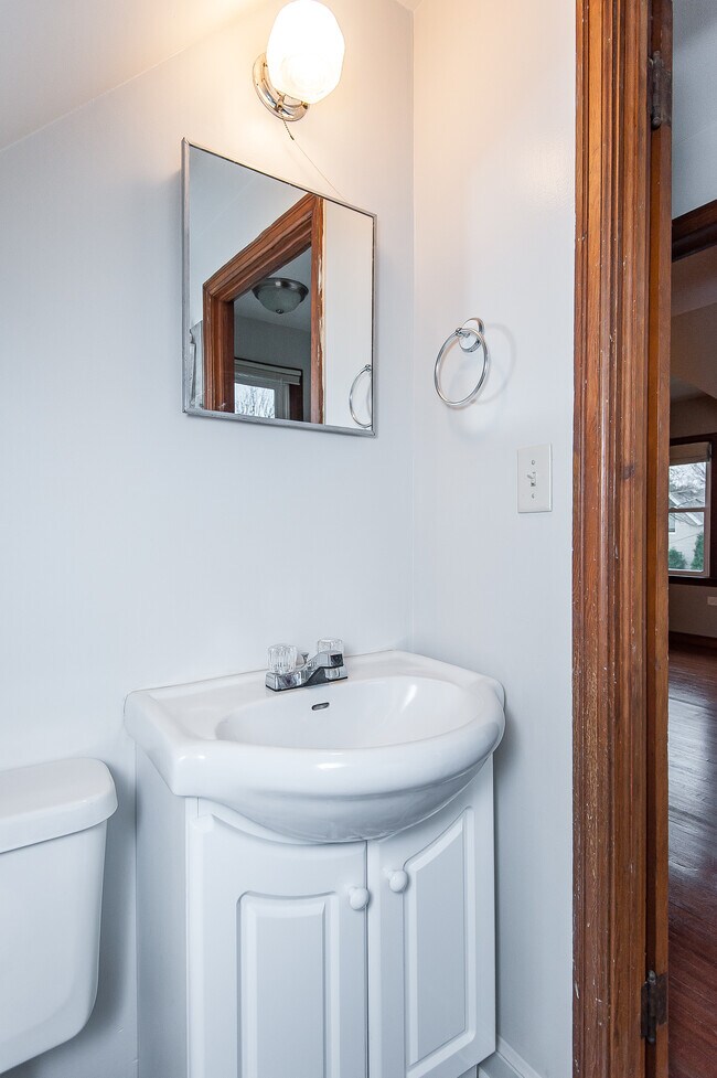 Building Photo - 1012 4th St SE