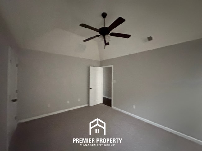 Building Photo - Cozy 2BR/2BA Memphis Home w/ Vaulted Ceilings, Fireplace & 2-Car Garage